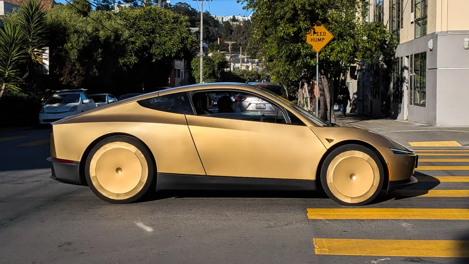 Золотистый Tesla Cybercab на улице Сан-Франциско в июне 2026 года