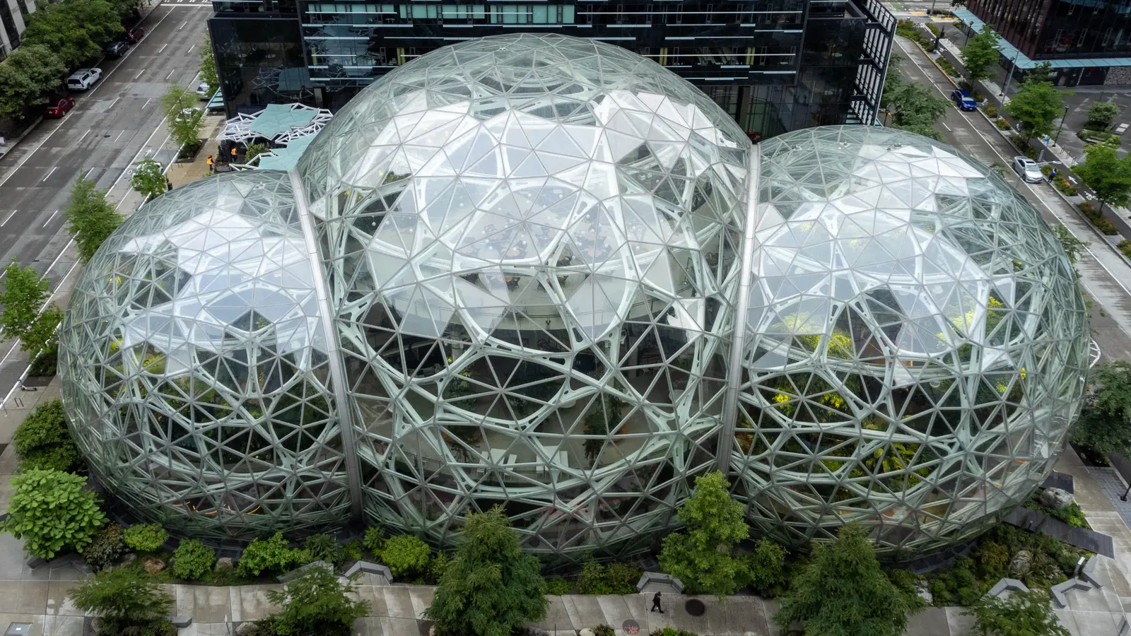 Amazon Spheres в Сиэтле; контекстное фото штаб-квартиры компании