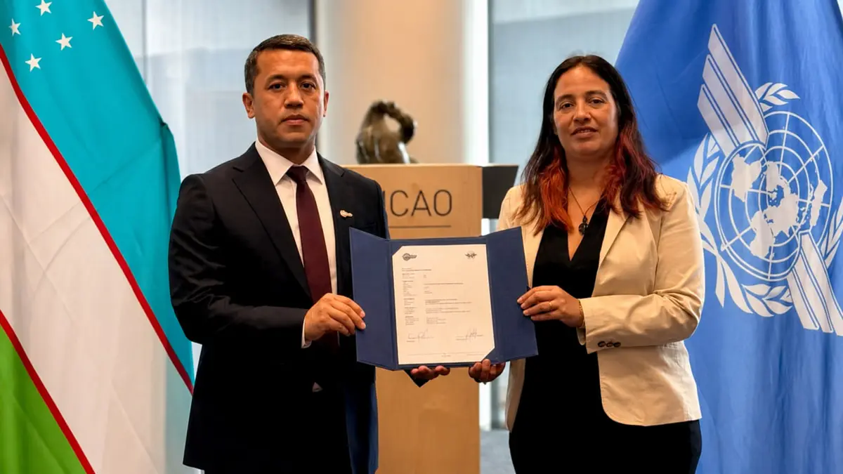 Представители Узбекистана и ICAO с документом об обновлении защиты биометрических паспортов