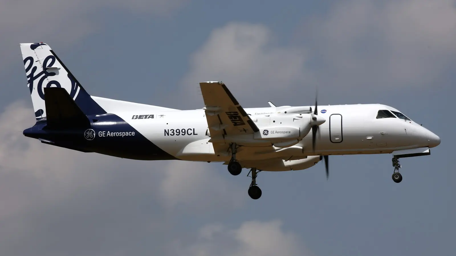 Гибридно-электрический Saab 340B N399CL во время полета на авиасалоне Фарнборо