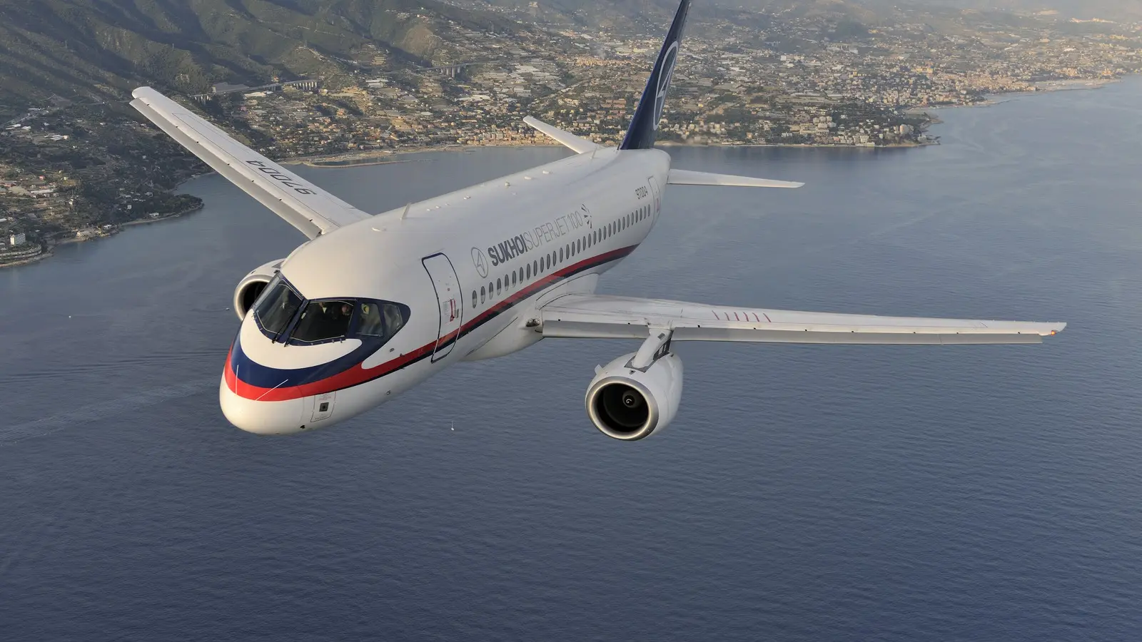 Sukhoi Superjet 100 предыдущего поколения в полете над Италией